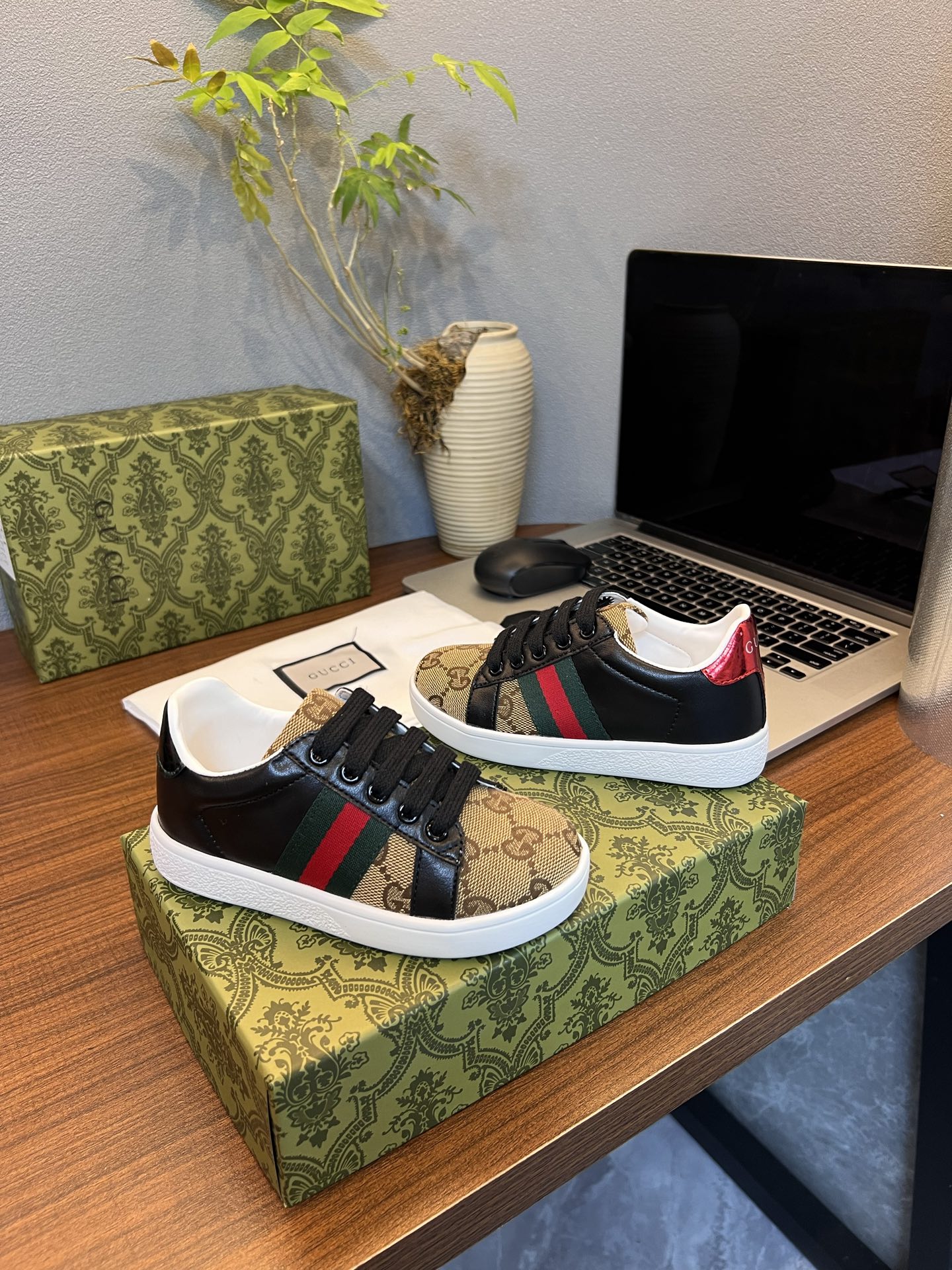 Children's shoes child